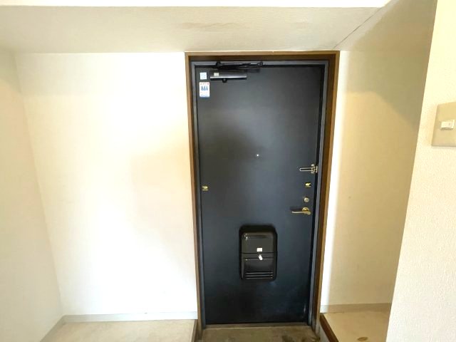 玄関　イメージとして同マンション他部屋を表示しています