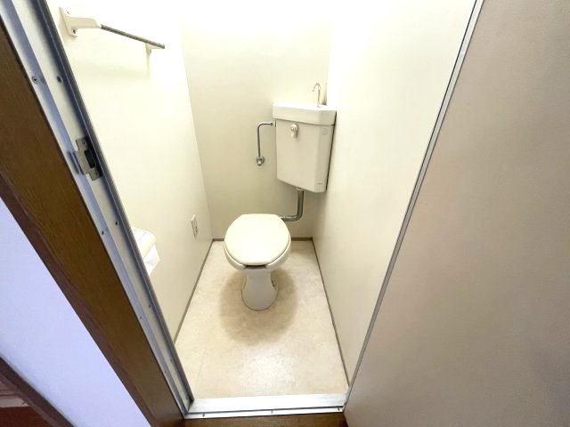 トイレ　イメージとして同マンション他部屋を表示しています
