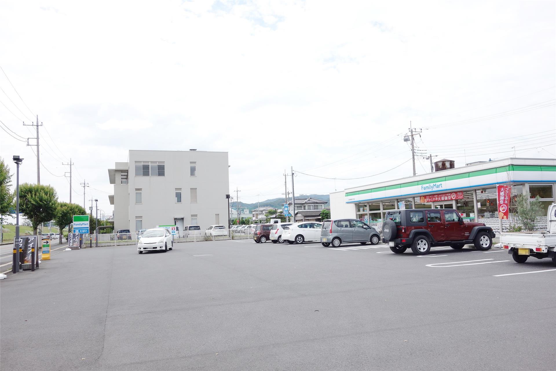 コンビニ　ファミリーマート足利伊勢町四丁目店（コンビニ）まで815m