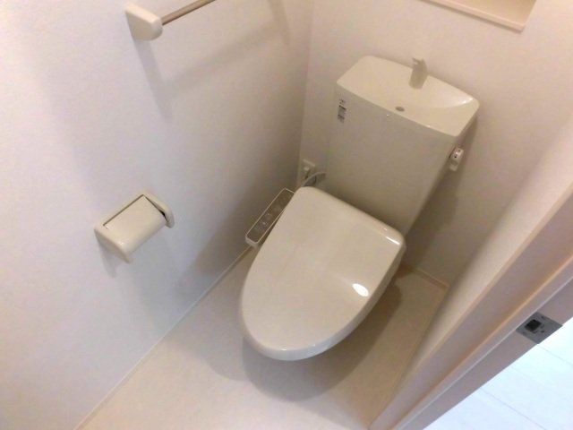 トイレ　温水洗浄便座付きのトイレです。