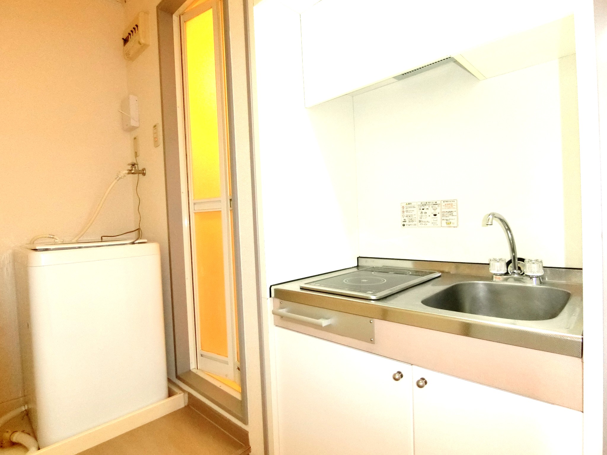 キッチン　キッチンに２口コンロと室内に洗濯機を完備です☆