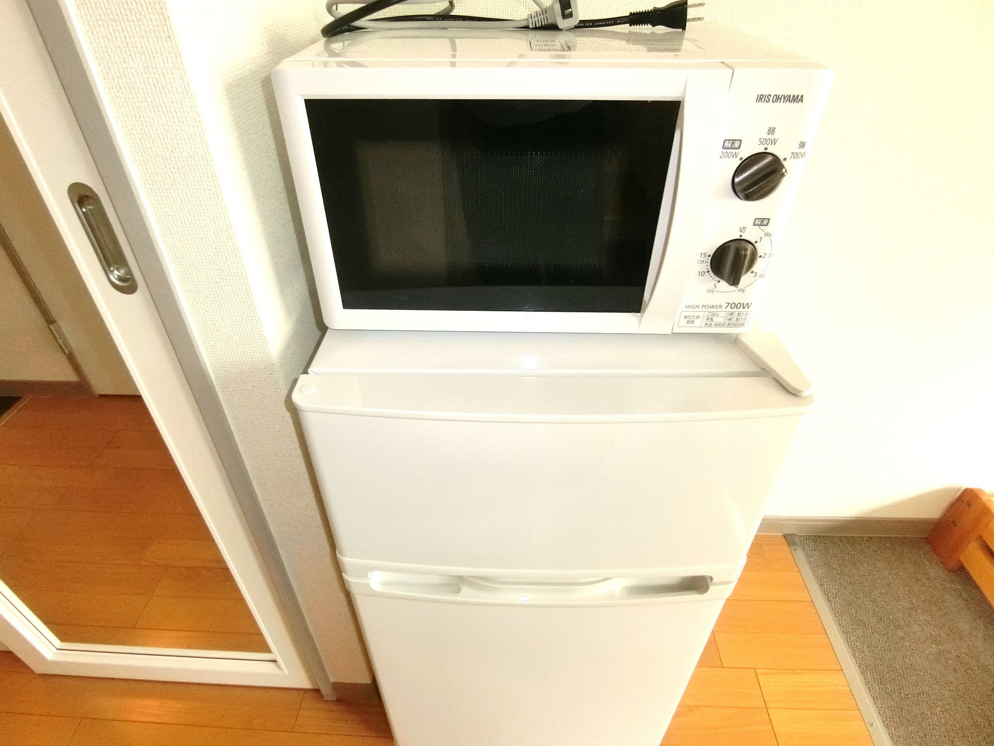 収納　キッチンに２ドア冷蔵庫・電子レンジを完備です☆