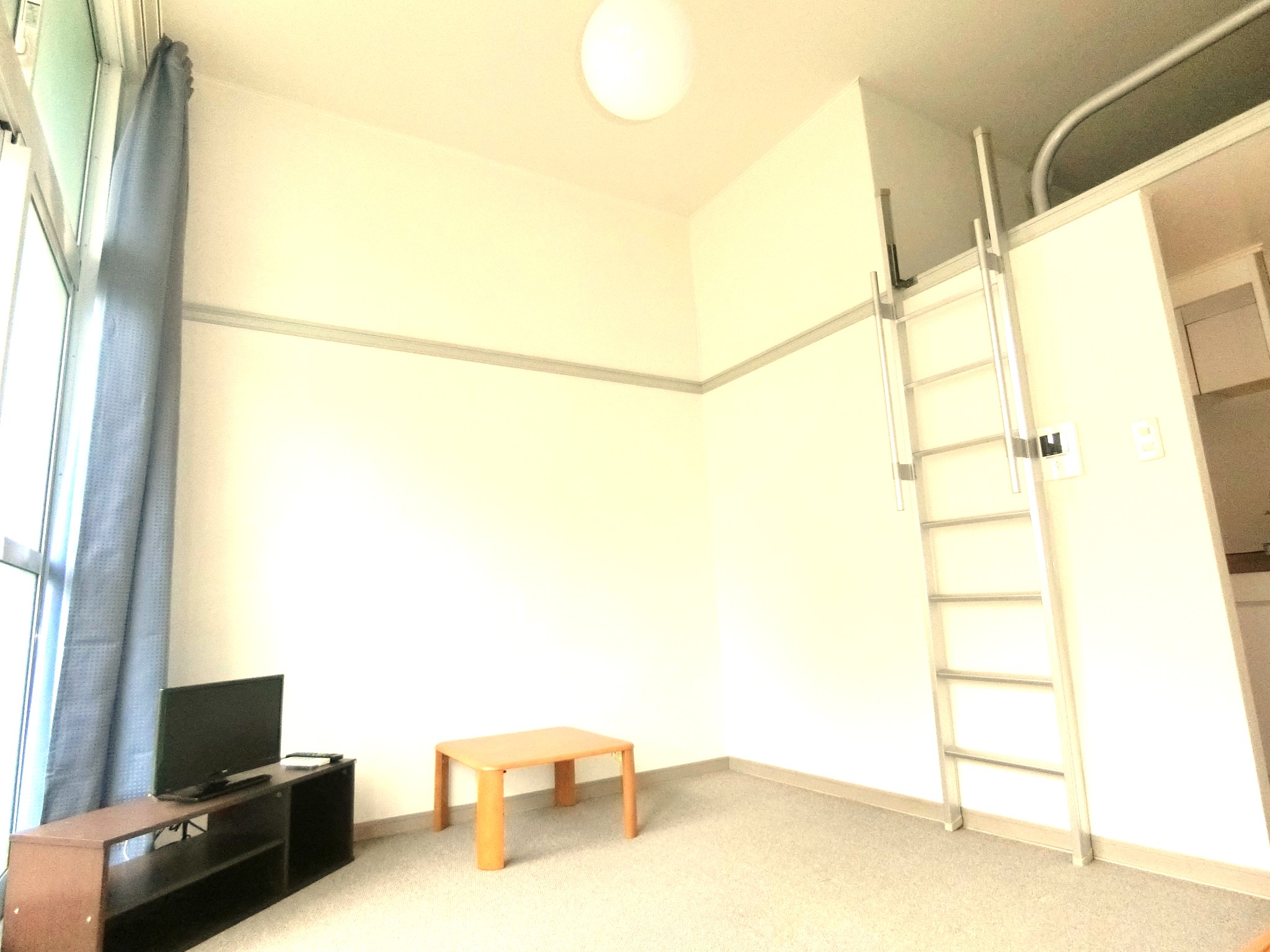 居室・リビング　上部にベッドスペースとテレビ・ローテーブル・照明を完備です☆