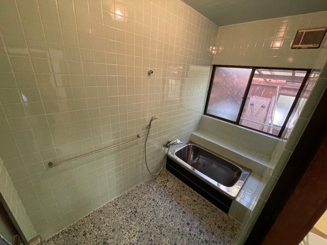 バス・シャワールーム　大きな窓ありの広いバスルーム。お子さんが多くても安心。