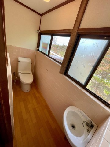 トイレ　手洗い場があるトイレ。窓があり換気も十分。