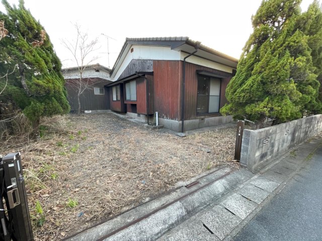 駐車場　広い駐車場。普通車２台入ります。