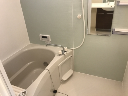 バス・シャワールーム　コンパクトで使いやすいお風呂です