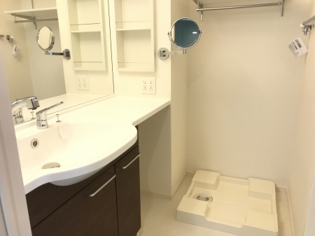 洗面設備　ゆったりとスペースのある洗面所
