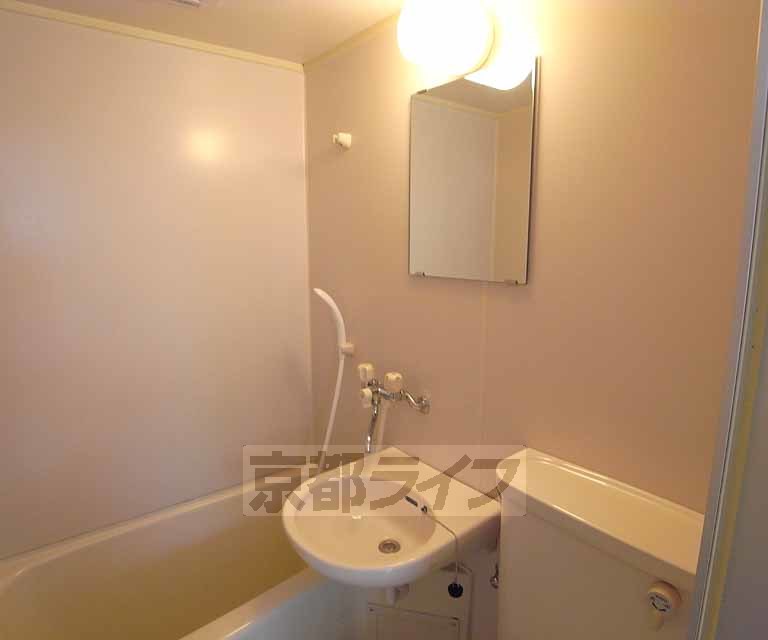 洗面設備　きれいな洗面台です