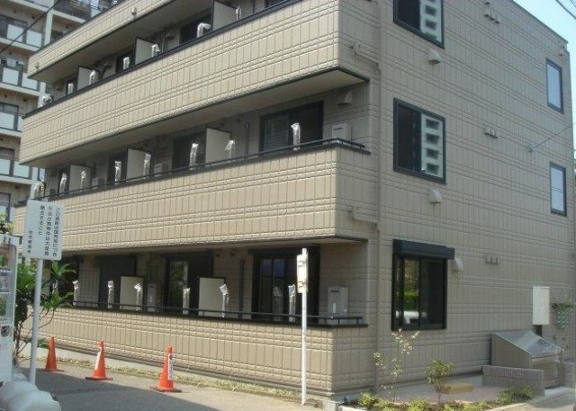 建物外観　３階建ての賃貸マンション