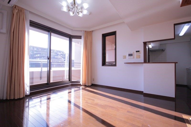 居室・リビング　南向きのリビングで明るいですね！床暖房も付いてます！