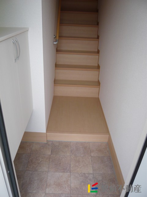 玄関　部屋へは階段を登ります！
