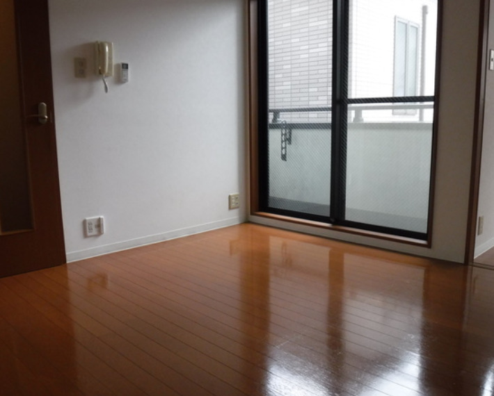 居室・リビング　別部屋の写真を使用しております。