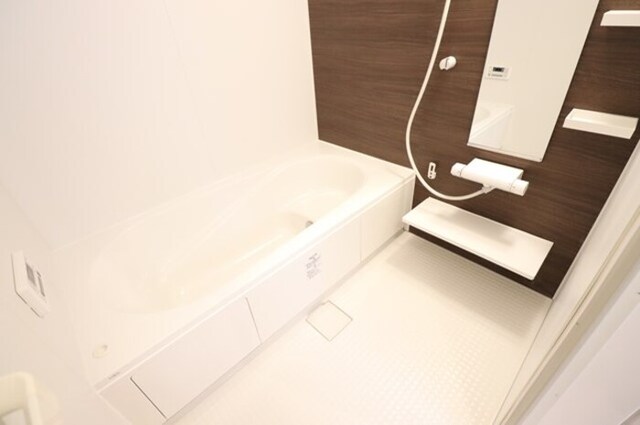 バス・シャワールーム　追い焚き給湯式浴室