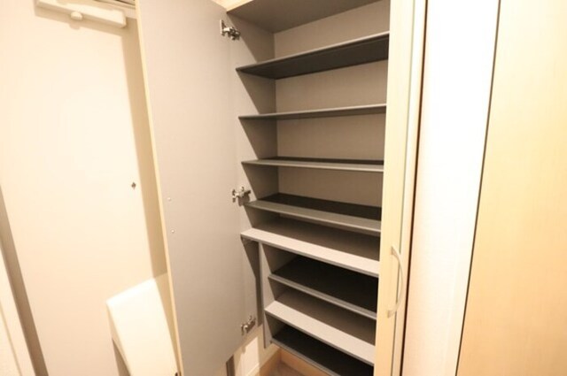 玄関　トールタイプの姿見付シューズボックス