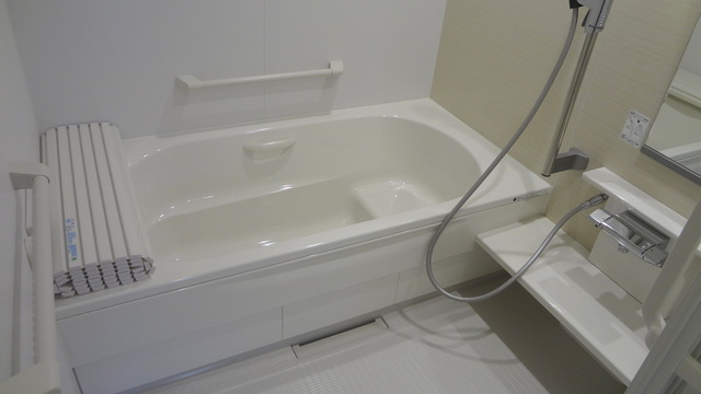 バス・シャワールーム　追焚・浴室乾燥機能付きのバスルーム／緊急通報スイッチ付き