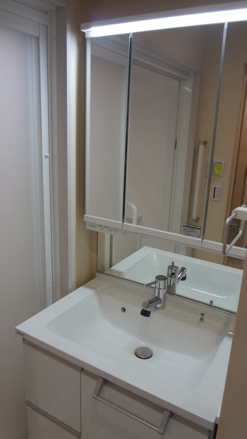 洗面設備　三面鏡収納付き独立洗面台