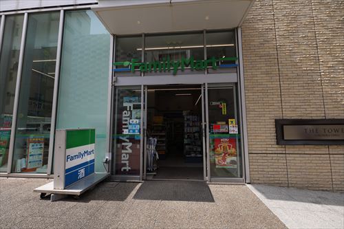 コンビニ　ファミリーマートリドレ横須賀中央店（コンビニ）まで55m