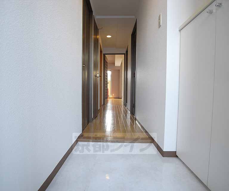 玄関　白を貴重とした玄関。嬉しいシューズＢＯＸ付き。