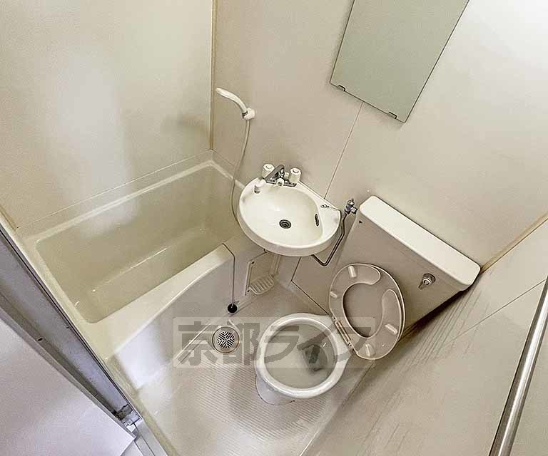 バス・シャワールーム　清潔感のあるバスルームです。