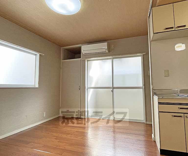 居室・リビング　閑静な住宅街にあるお部屋です。