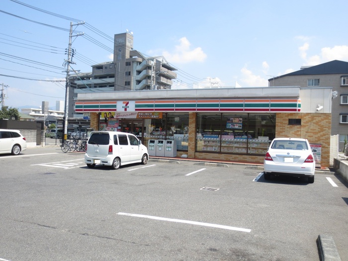コンビニ　セブンイレブン広島９丁目店（コンビニ）まで200m