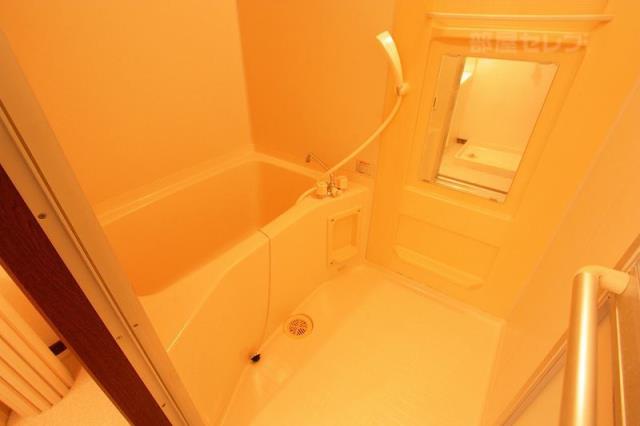 バス・シャワールーム　追焚きのできるお風呂でゆっくりしてください。