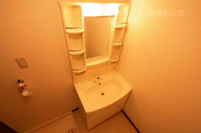 洗面設備　棚の多い洗面台です。