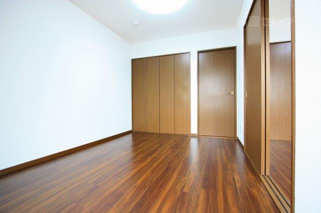 居室・リビング　落ち着いた色合いのフローリングの居室。