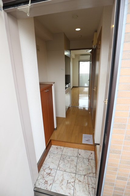 玄関　※写真は他号室です