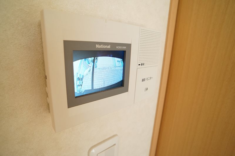 セキュリティ　訪問者を映像で確認できるモニター付きインターホン完備。