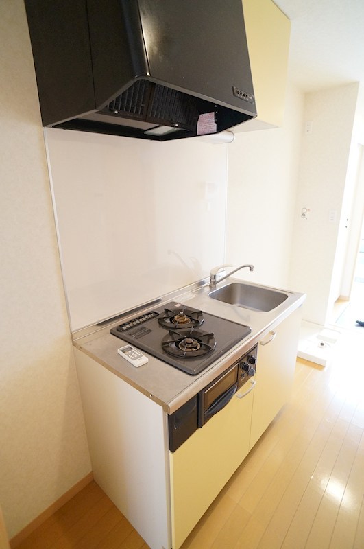 キッチン　2口コンロ・グリル付きで自炊がしやすいキッチンです。