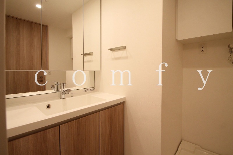 洗面設備　三面鏡になる洗面台