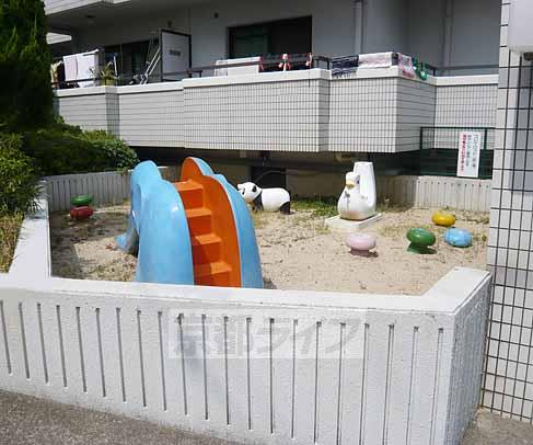 庭　マンション敷地内に小さな公園のようなものがあります。