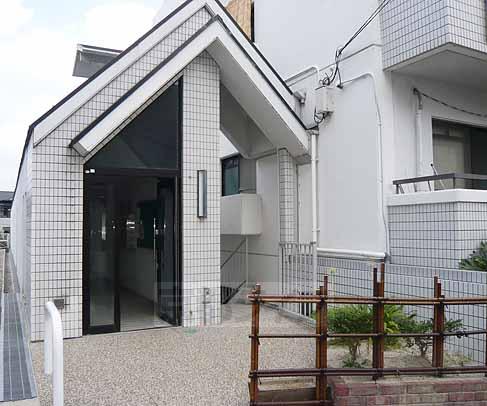 エントランス　建物入り口はドアつきです。またここ以外からの出入りも可...