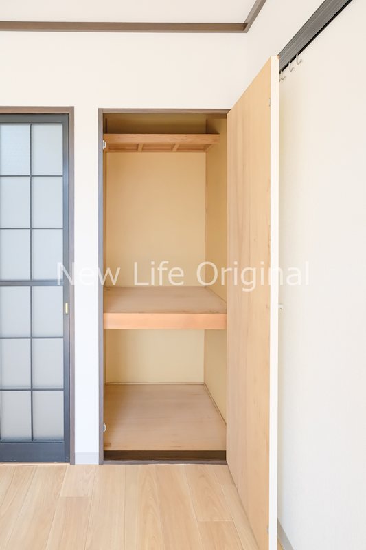 収納　上下に分かれており、使い勝手がいい収納です☆