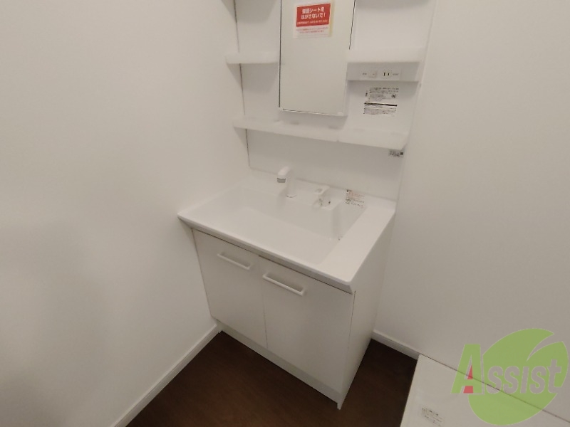 洗面設備　洗面台はシャワーノズルも付いて便利に活用できます