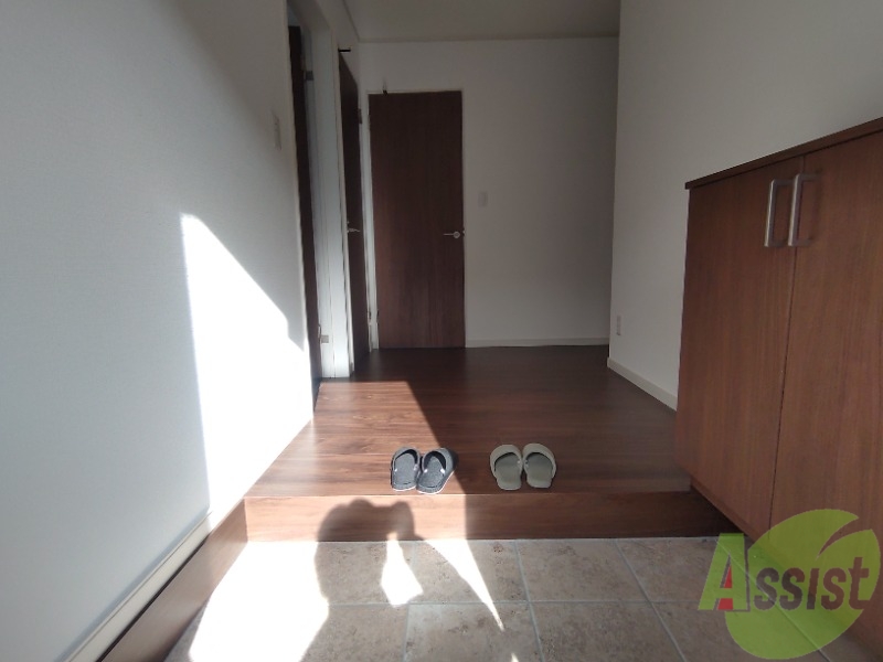 玄関　玄関からの様子です。綺麗なフローリングが広がっています。