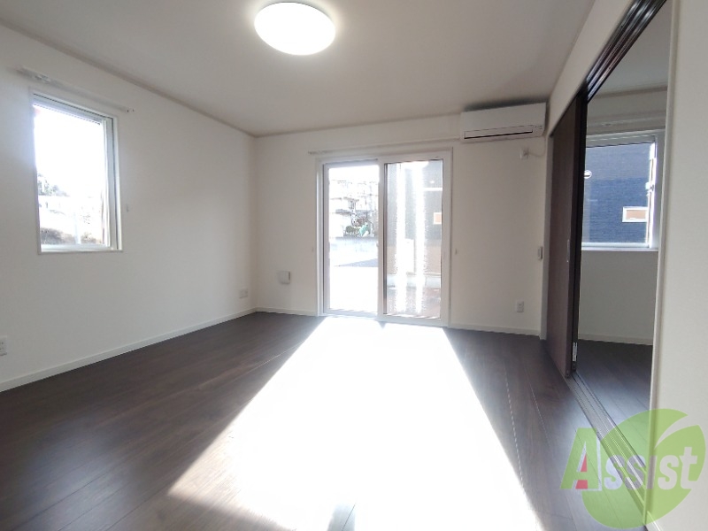 居室・リビング　広くきれいなリビングは明るい光も良く差します。