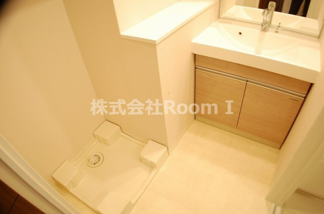 洗面設備　広い洗面スペース 反転