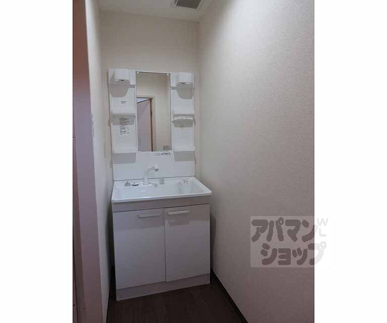 洗面設備　嬉しい独立洗面台です