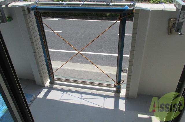 バルコニー　ゆったり使いやすい広さです。洗濯物も干しやすいですね。