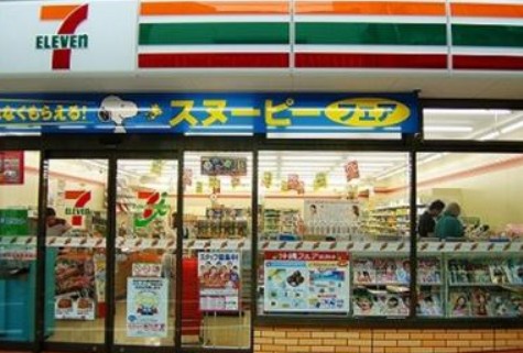 コンビニ　セブンイレブン北参道駅前店（コンビニ）まで353m