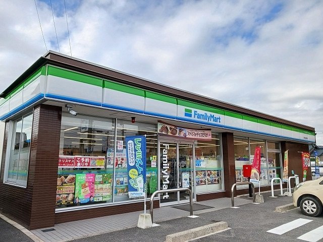 その他　ファミリーマート阿久比植大店まで824m