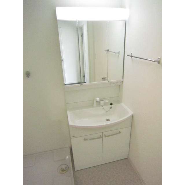 その他設備　三面鏡付きのシャンプードレッサー