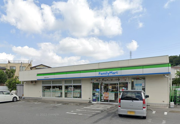 コンビニ　ファミリーマート（コンビニ）まで942m