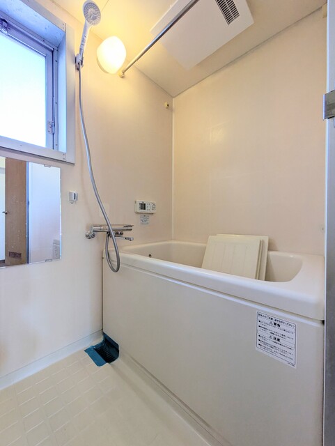 バス・シャワールーム　浴室乾燥機付きです♪