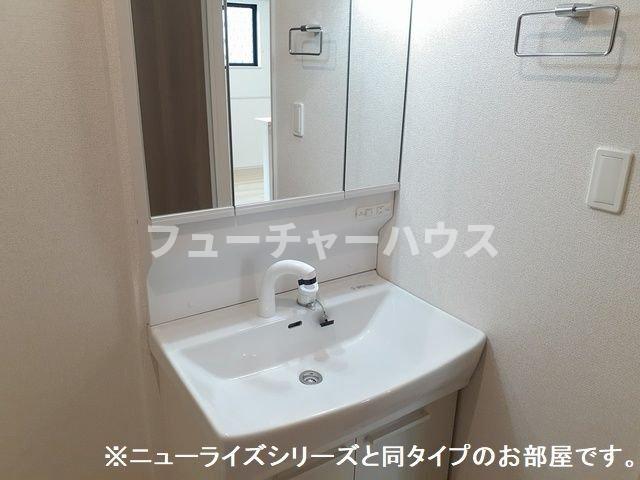 洗面設備　明るい洗面所です