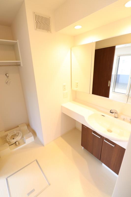 洗面設備　1　ワイドタイプのシャワー洗面台