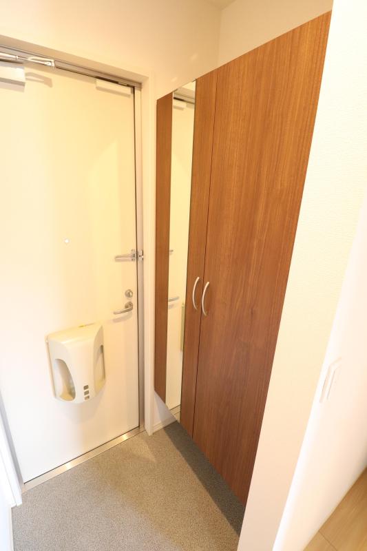 玄関　姿見付きのシューズボックスがあります。